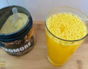 La poudre flexomore avec un jus d'orange